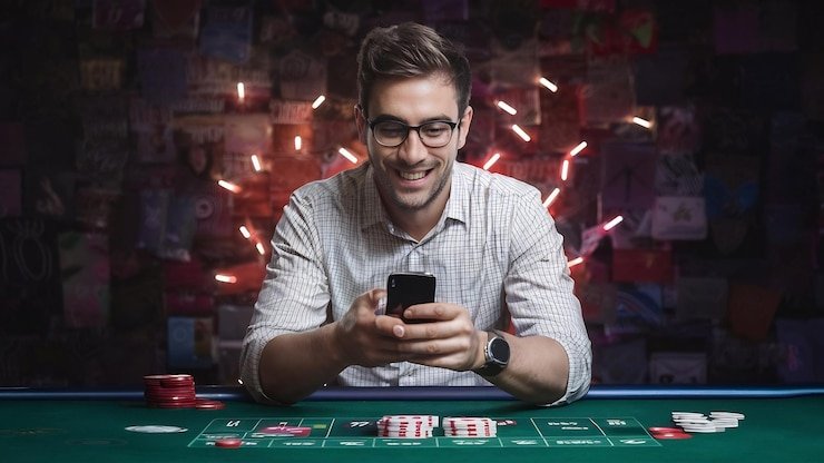 Pengguna mobile membaca aturan referral